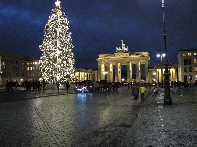 kerstsfeer brandenburgertor.jpg - Ook bij de Brandenburgertor zijn de lampjes aan.